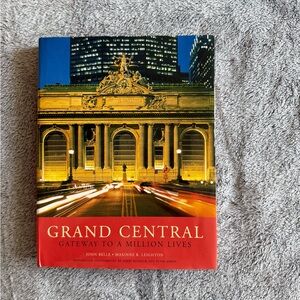 Grand Central: Gateway to a Million Lives Book